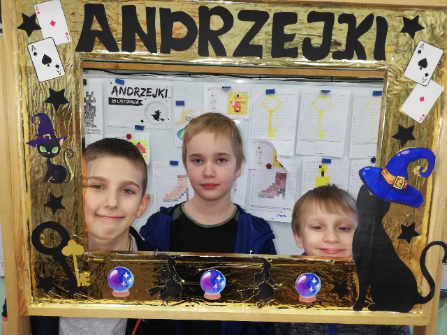 Twarze 3 uczniów w ramce z napisem "Andrzejki".
