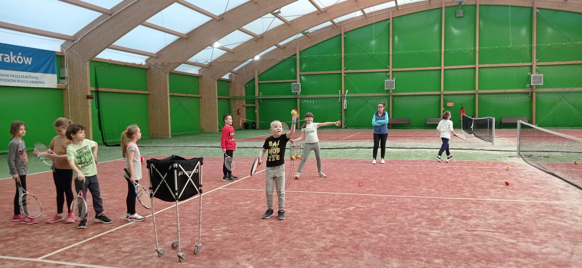 Klasa 2 dzielnie uczy się grać w tenisa ziemnego! BRAWO!👏👍💖 - Obrazek 1