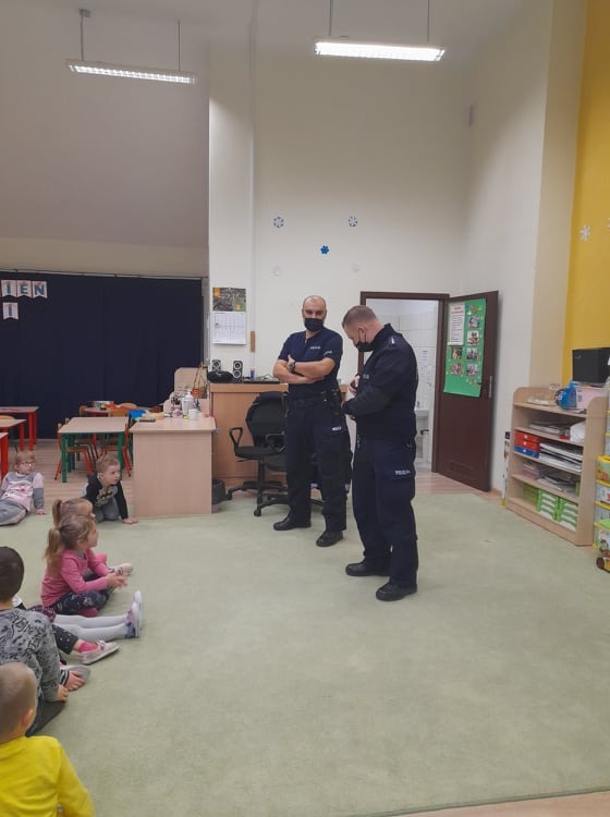 Policjanci z wizytą w przedszkolu w Nasutowie - Obrazek 2