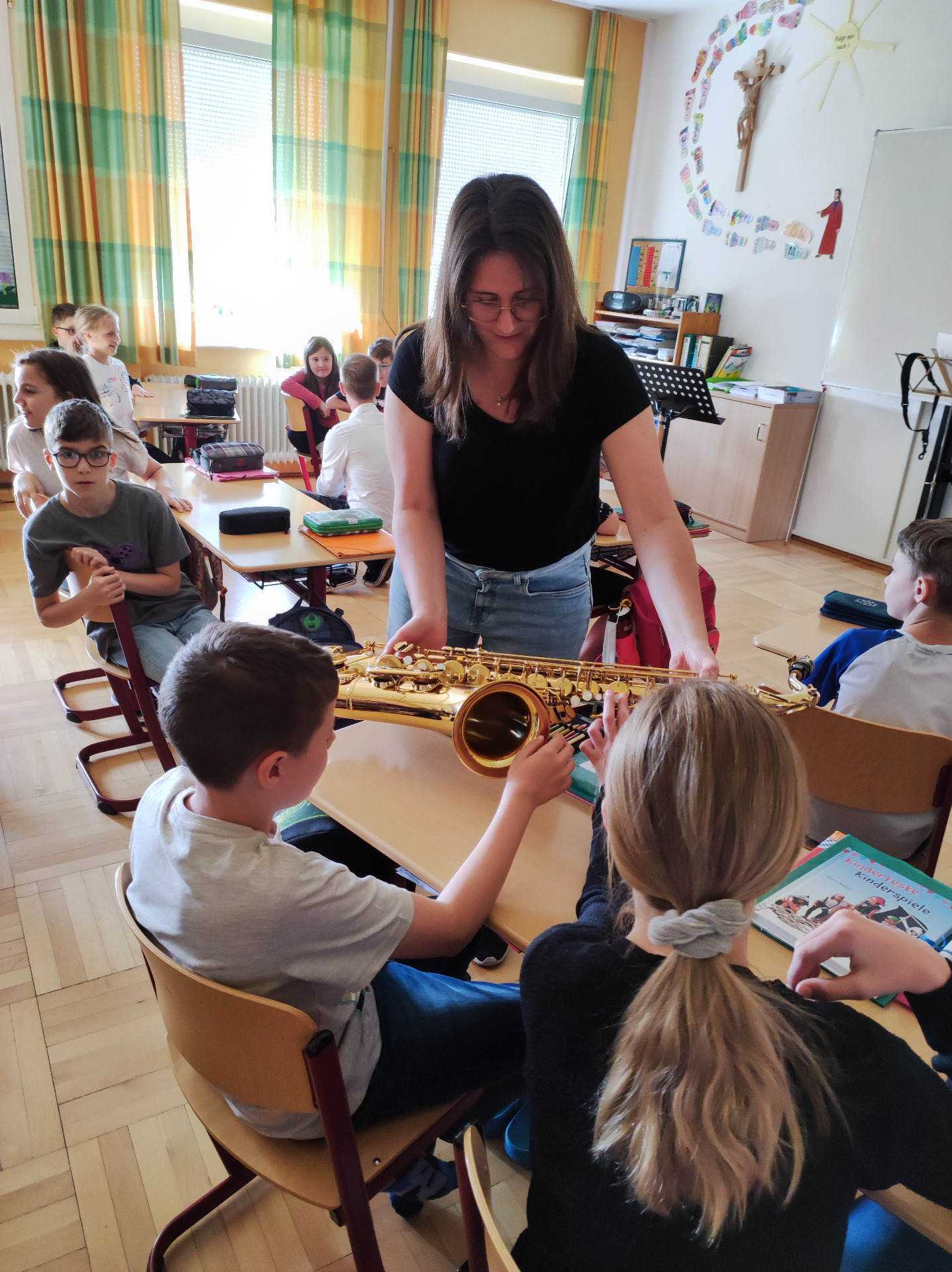 Musikunterricht mal anders – Besuch der Blaskapelle an der GS Lackenhäuser - Bild 6