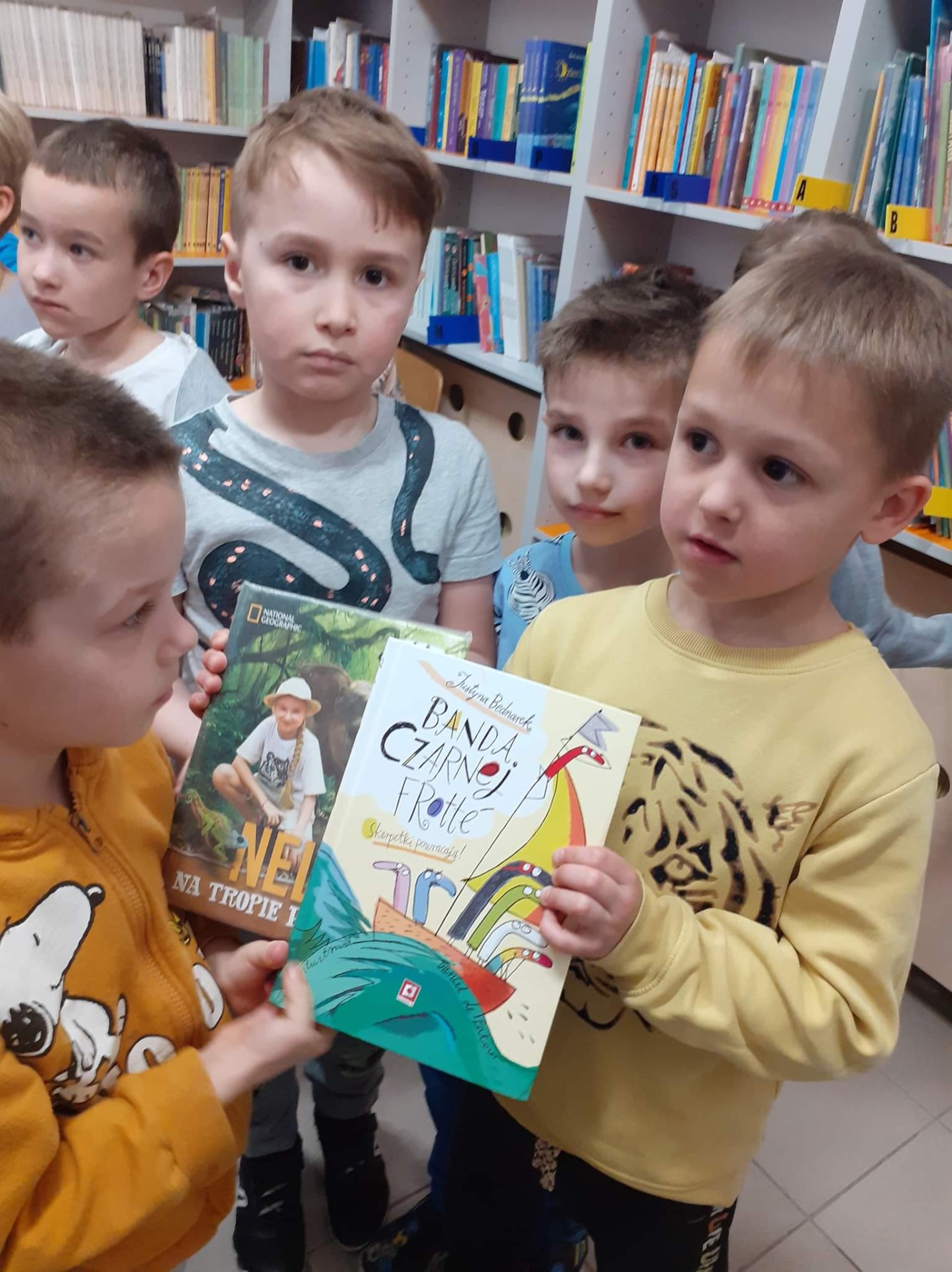 Tropiciele odwiedzili bibliotekę szkolna i wypożyczyli książki do swojego "Kącika Mola czytelniczego"😊🌷 - Obrazek 4