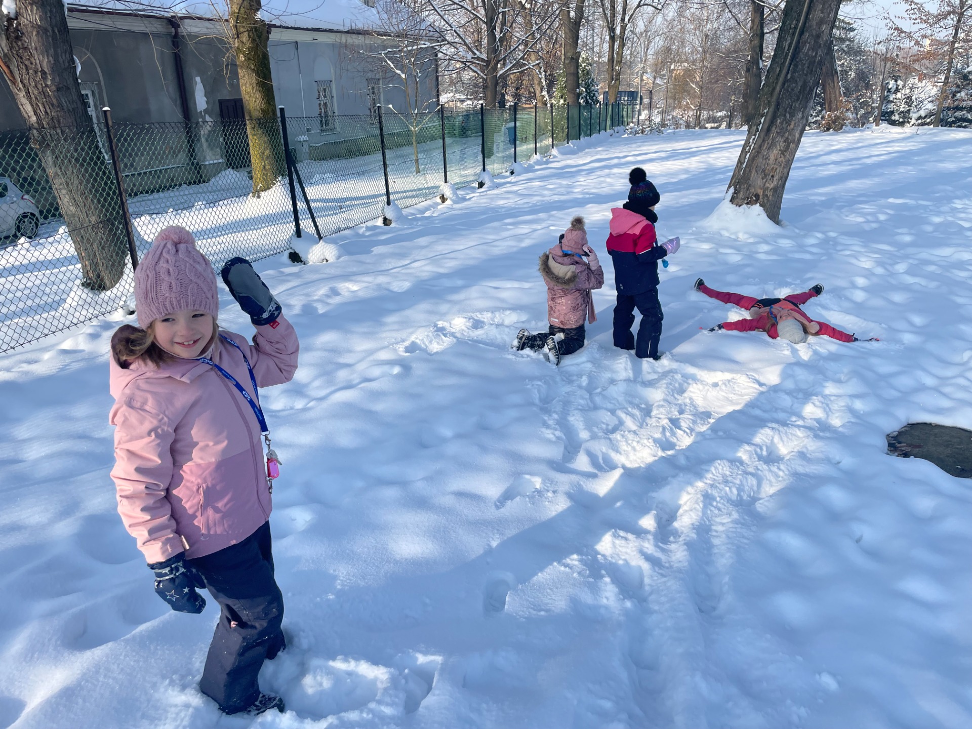 Dziewczynki bawiące się na śniegu