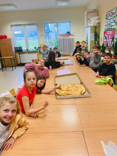 Międzynarodowy Dzień Pizzy w klasie 4a:)) - Obrazek 3