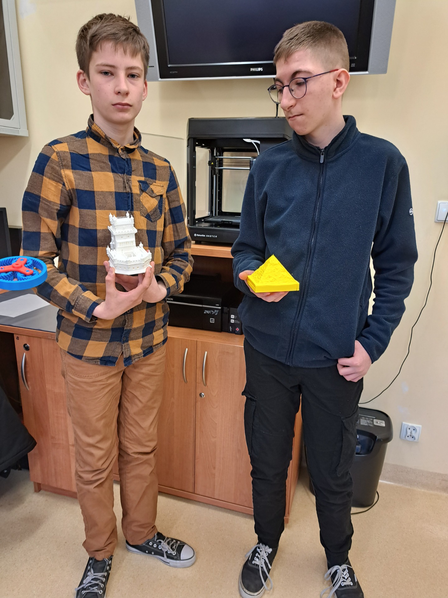 Kamil i Radek prezentujący wydruki 3D