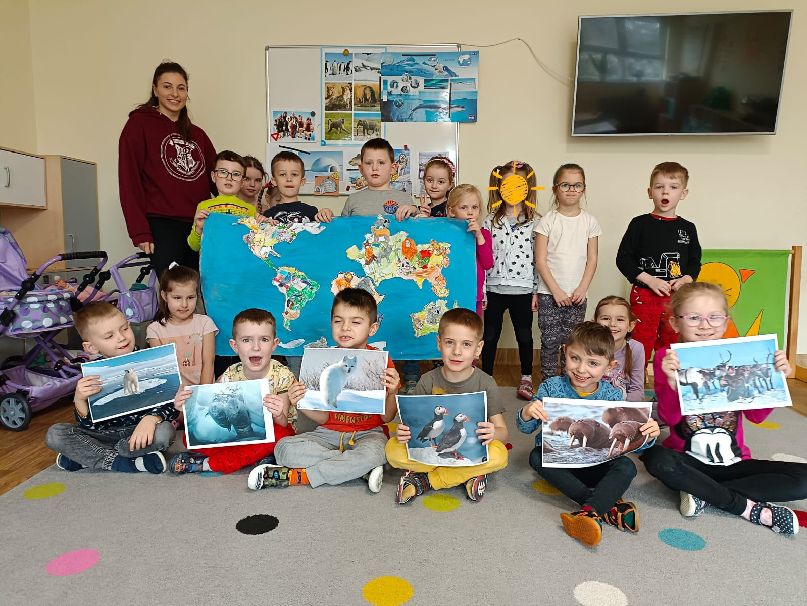 Poznajemy kontynenty.                                           Dzieci z grupy Słoneczka podczas tworzenia mapy świata 🌍 - Obrazek 1
