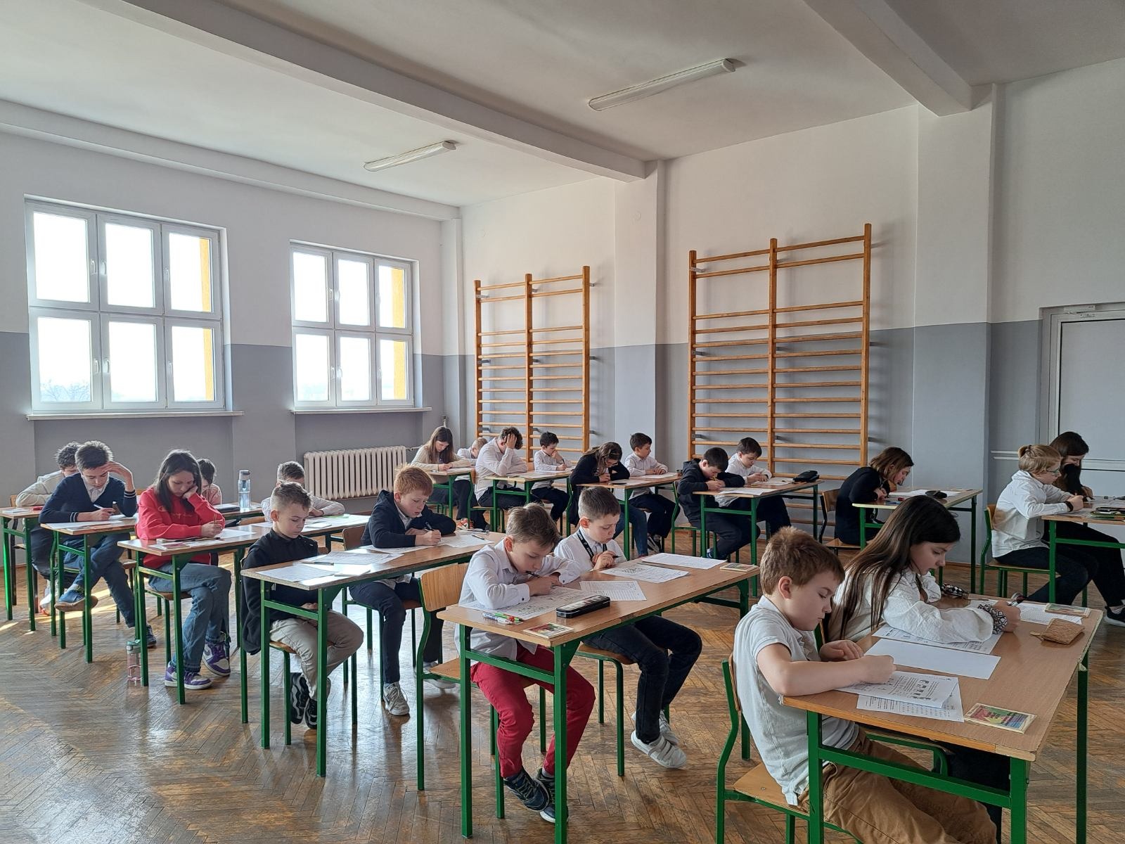 Uczniowie SP Nr 2 im. M. Kopernika w Olecku podczas  XXXIII edycji Międzynarodowego Konkursu "Kangur Matematyczny"