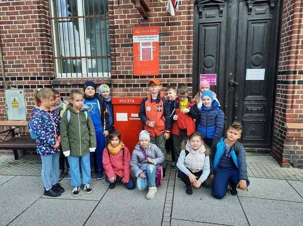 28 września uczniowie klasy 2 i 3 wyjechali na wycieczkę do Pobiedzisk. Dzieci odwiedziły pocztę  i bibliotekę, gdzie zapoznały się z zawodem pocztowca i bibliotekarza. - Obrazek 1