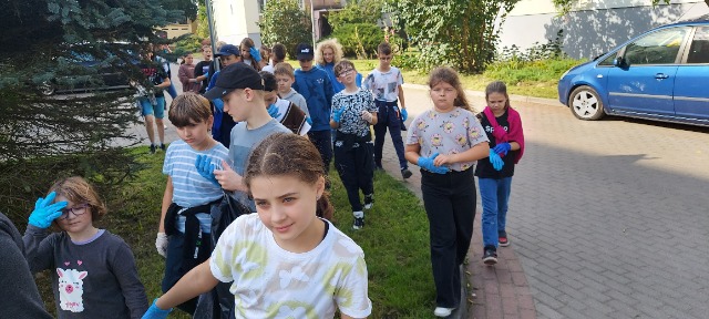 Uczniowie podczas akcji Sprzątanie Świata.