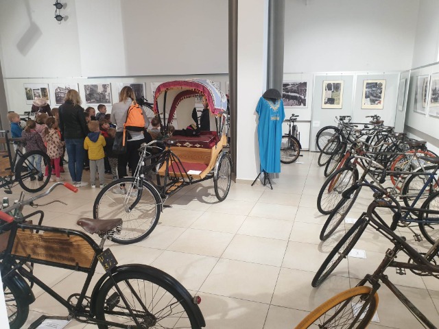Przedszkolaki na wystawie zabytkowych rowerów w Kolbuszowej - Obrazek 6
