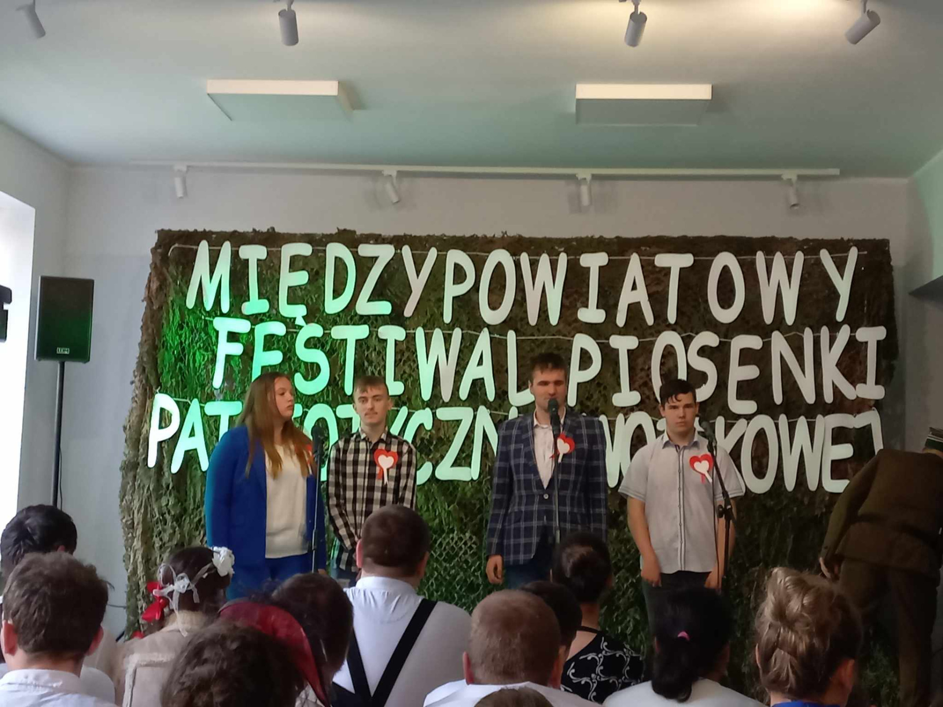 Uczniowie "Korczaka" na Międzypowiatowym Festiwalu Piosenki Patriotyczno - Wojskowej w Gnieźnie - Obrazek 3