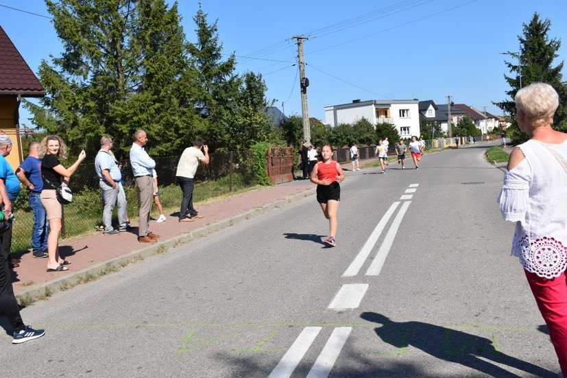 Uczestnicy Wielopokoleniowego Biegu Niepodległej biegną ulicami Lubotynia