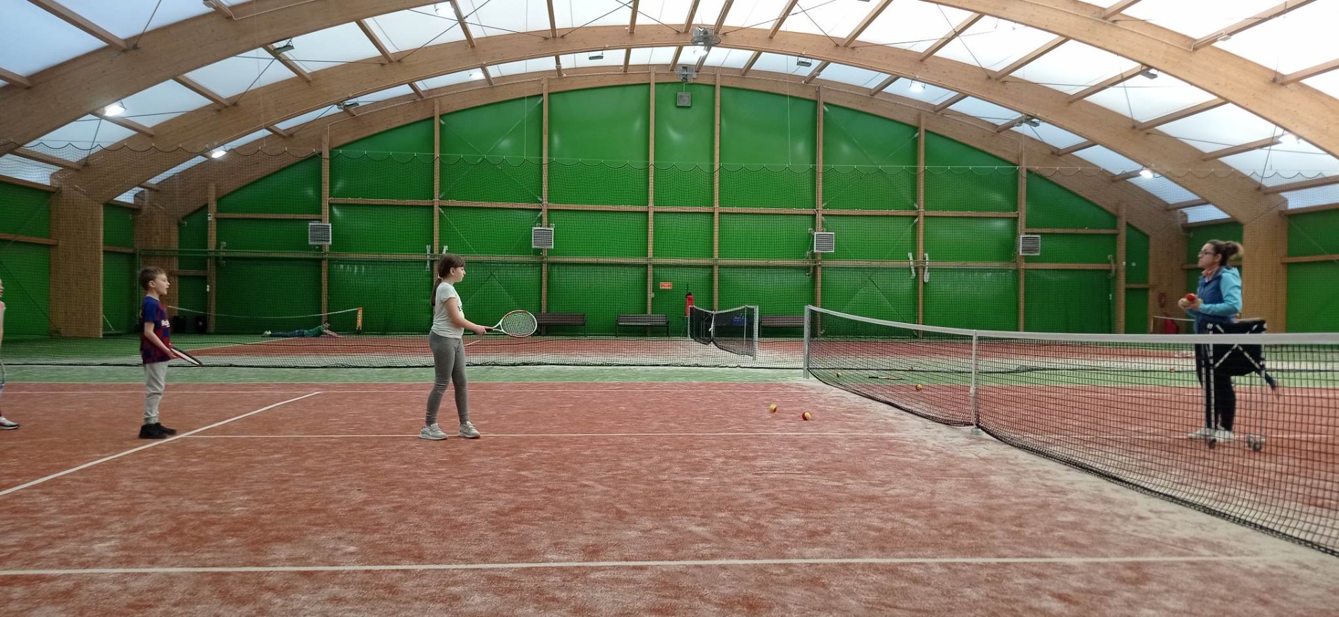 Klasa 2 dzielnie uczy się grać w tenisa ziemnego! BRAWO!👏👍💖 - Obrazek 4