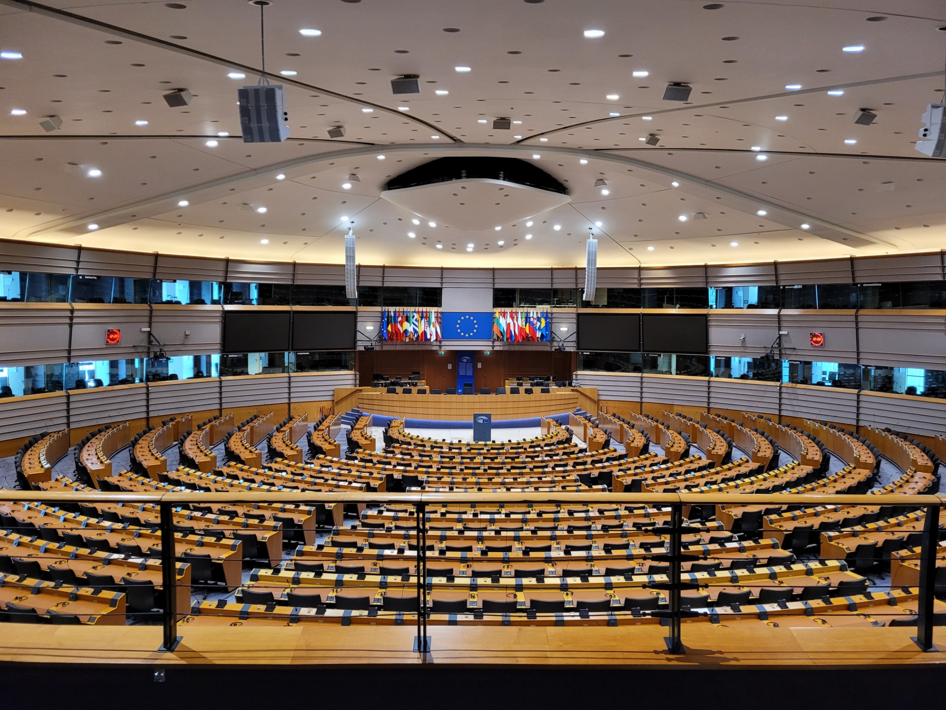 Parlament Europejski - zdjęcie wewnątrz, sala plenarna.  