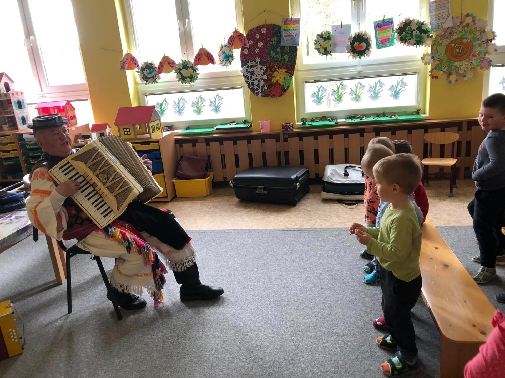Dnes navštívil našu Mš folklorista a muzikant, ktorý deťom predstavil rôzne hudobne nástroje 😉🎺🎼 - Obrázok 5