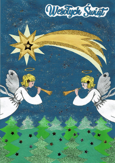 Kartka bożonarodzeniowa wykonana przez Marikę Shamugia. Niebieskie tło. Na górze karki duża gwiazda betlejemska.
Z prawej i lewej strony dwa anioły, grające na trąbkach.
na dole widać małe zielone drzewka.