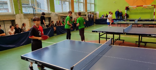Uczniowie na zawodach w tenisa stołowego.