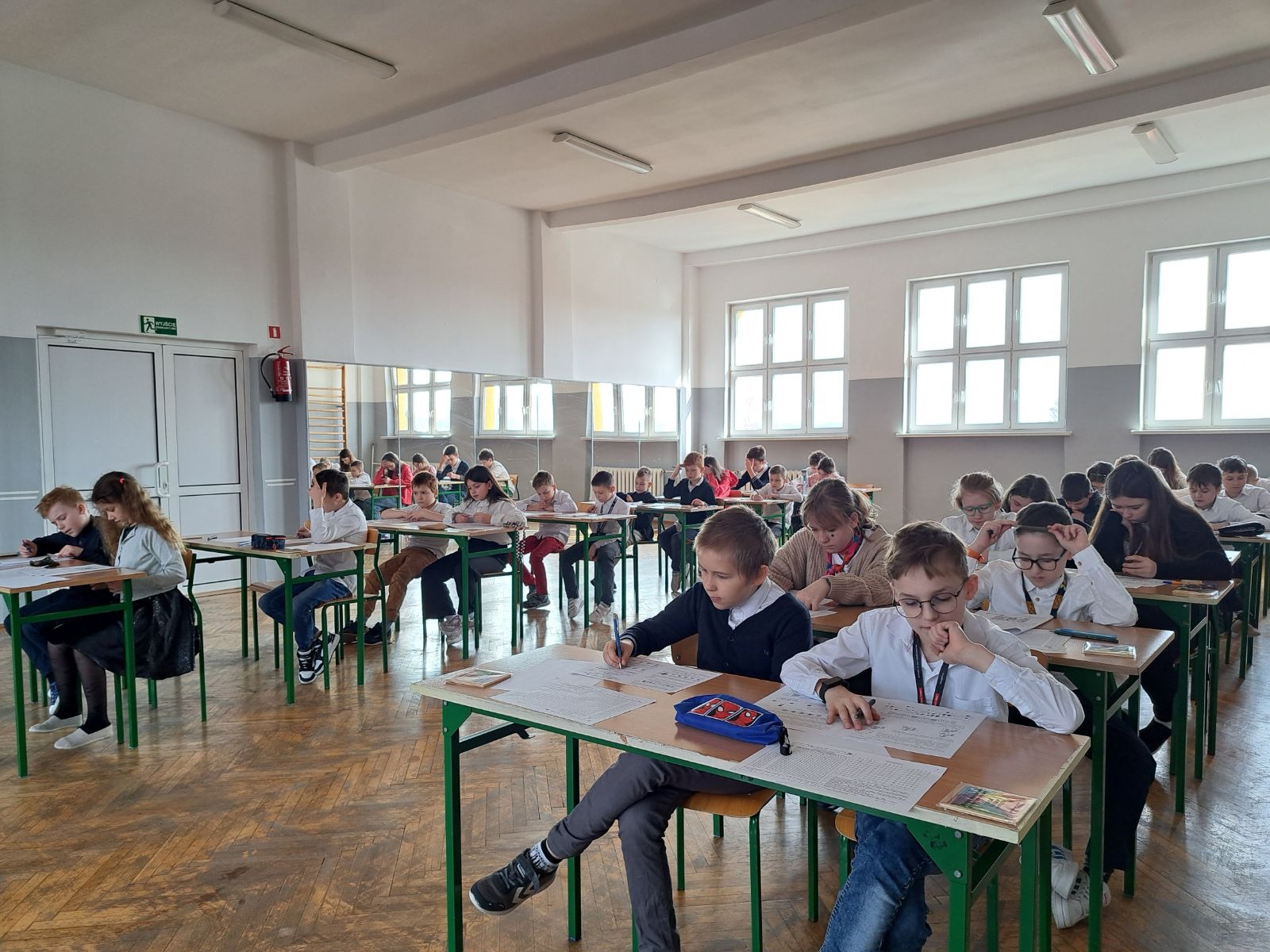 Uczniowie SP Nr 2 im. M. Kopernika w Olecku podczas  XXXIII edycji Międzynarodowego Konkursu "Kangur Matematyczny"