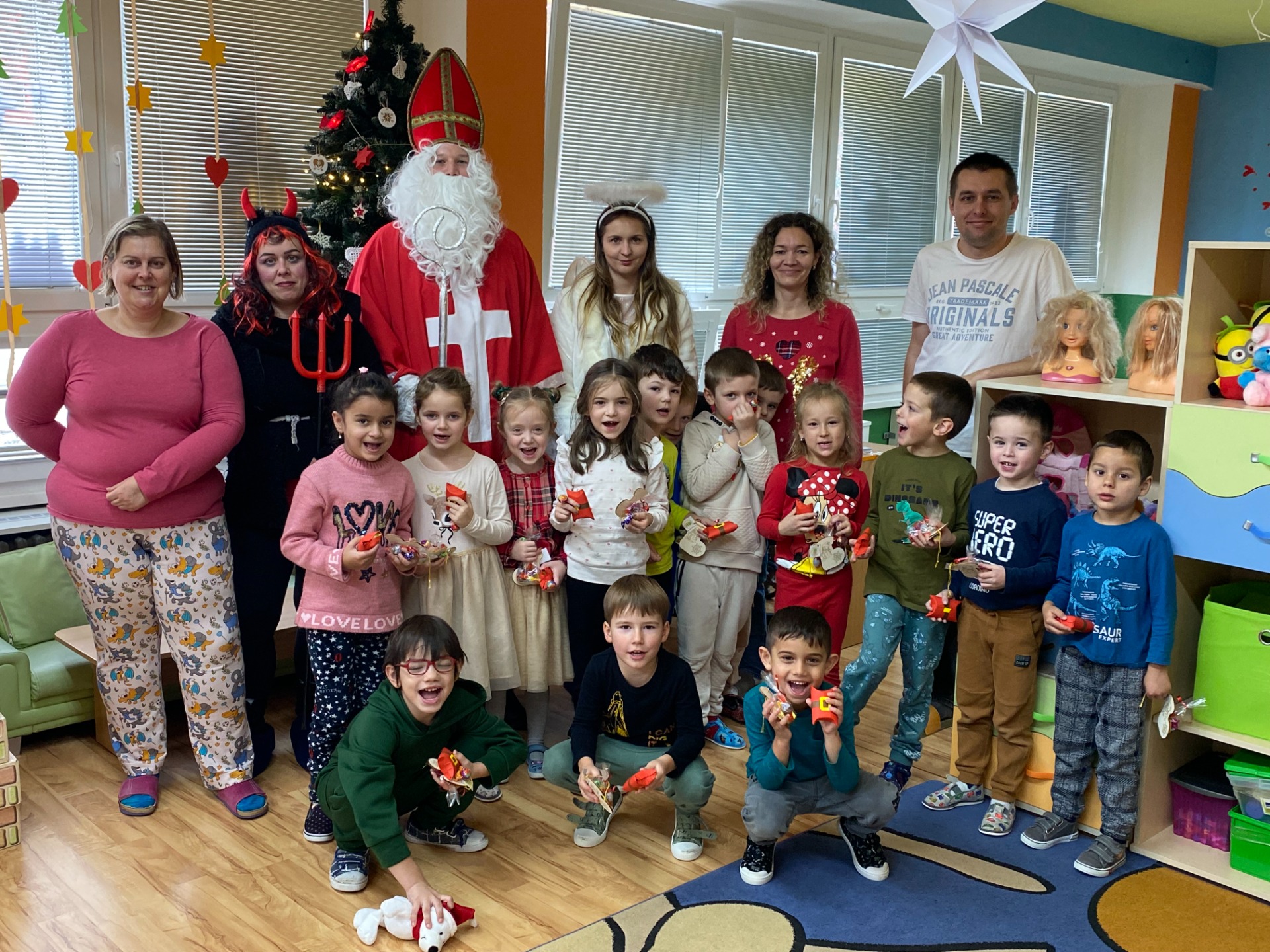 Vianočný december - 1.Mikuláš s pomocníkmi medzi škôlkármi  - Obrázok 1
