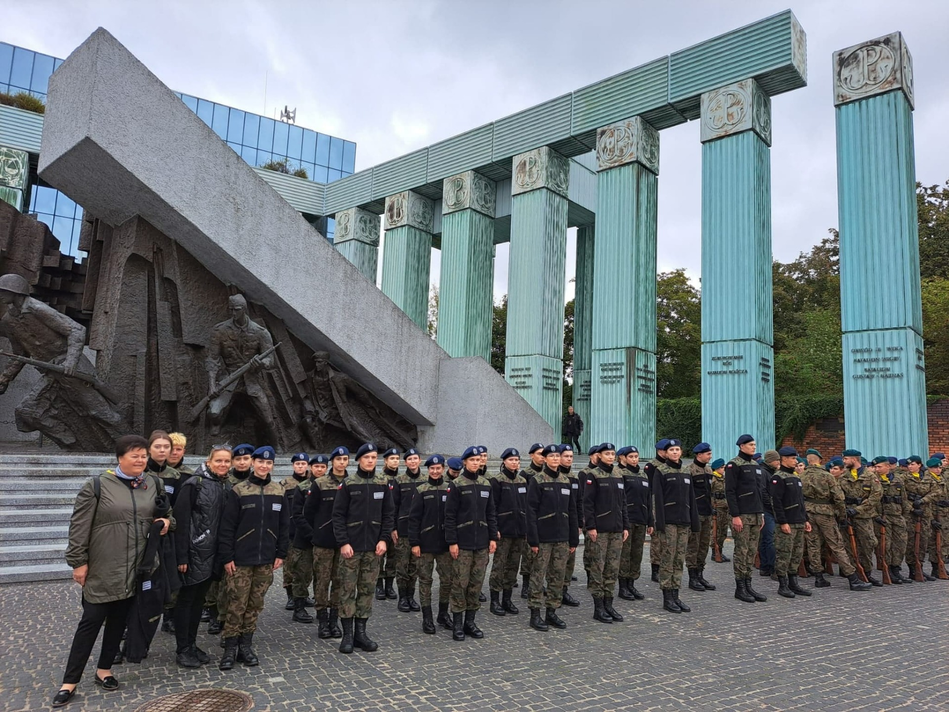 Klasy mundurowe na obchodach 80-lecia Narodowych Sił Zbrojnych w Warszawie - Obrazek 1