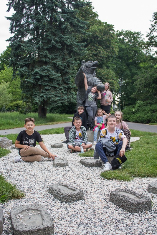 Dzieci z pomnikiem słynnego niedźwiedzia w Krakowie 
