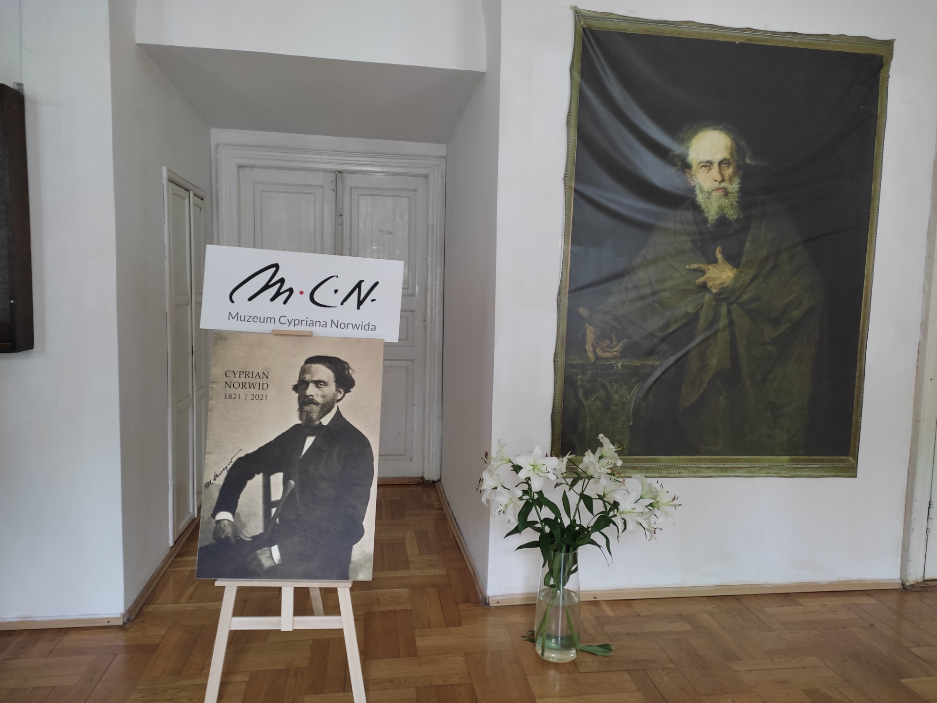 W Muzeum Cypriana Kamila Norwida w Dębinkach 2 fotografie poety.