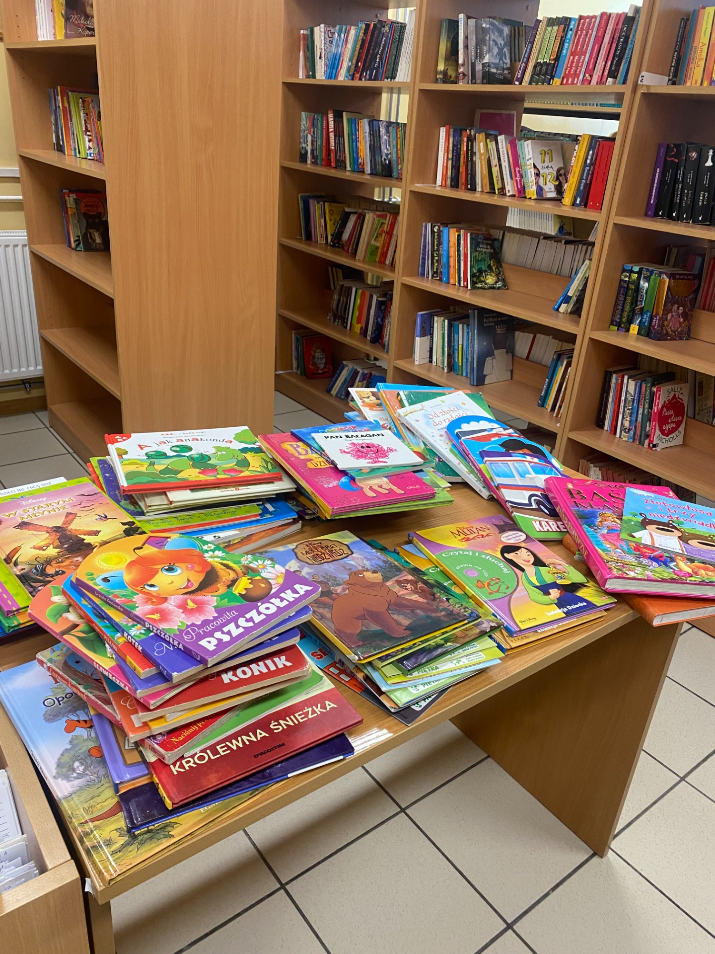 -Książki podarowane naszej bibliotece szkolnej.