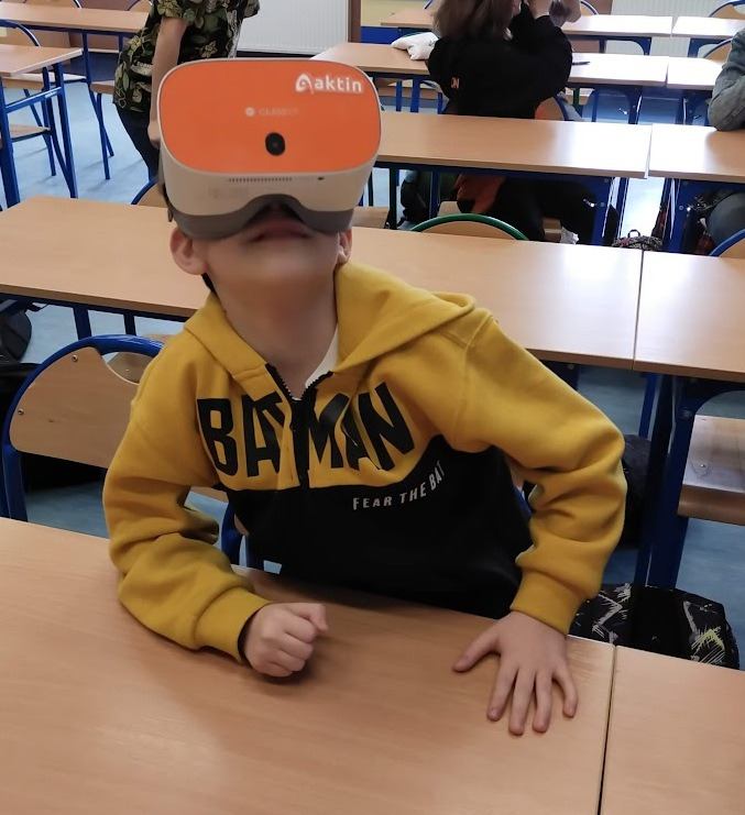 Uczeń z goglami VR