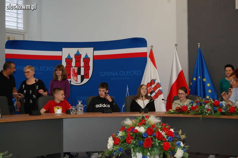 Uczniowie SP Nr 2 im. M. Kopernika w Olecku podczas  posiedzenia komisji zdrowia rady miejskiej