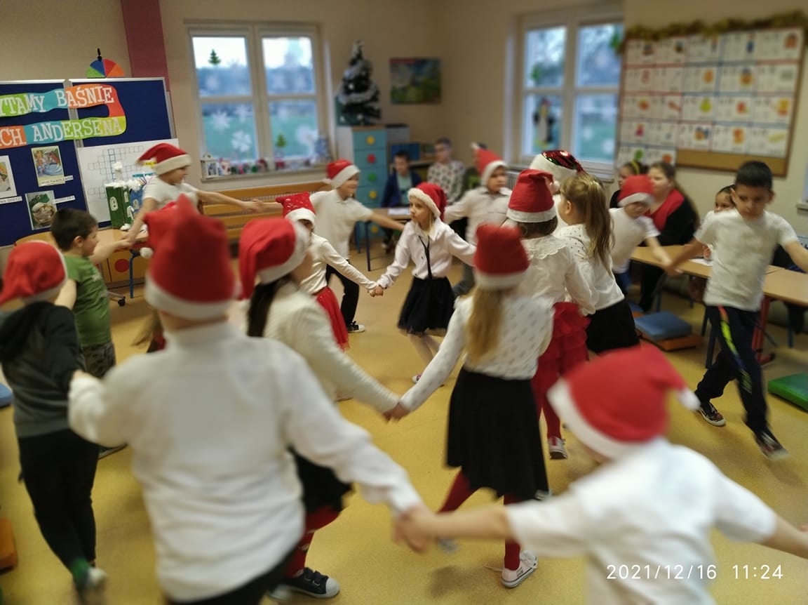 Uczniowie tańczą układ do piosenki Jingle bells.