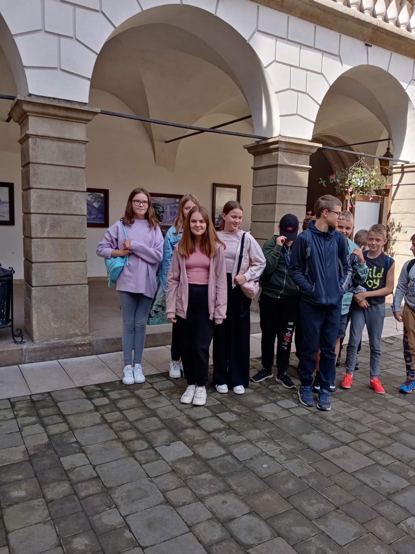 Klasa 6 na wycieczce do Niepołomic. Zwiedzaliśmy zamek, uczestniczyliśmy w lekcji w galerii obrazów oraz spacerowaliśmy po Ogrodzie Doświadczeń🌷❤️🌷 - Obrazek 1