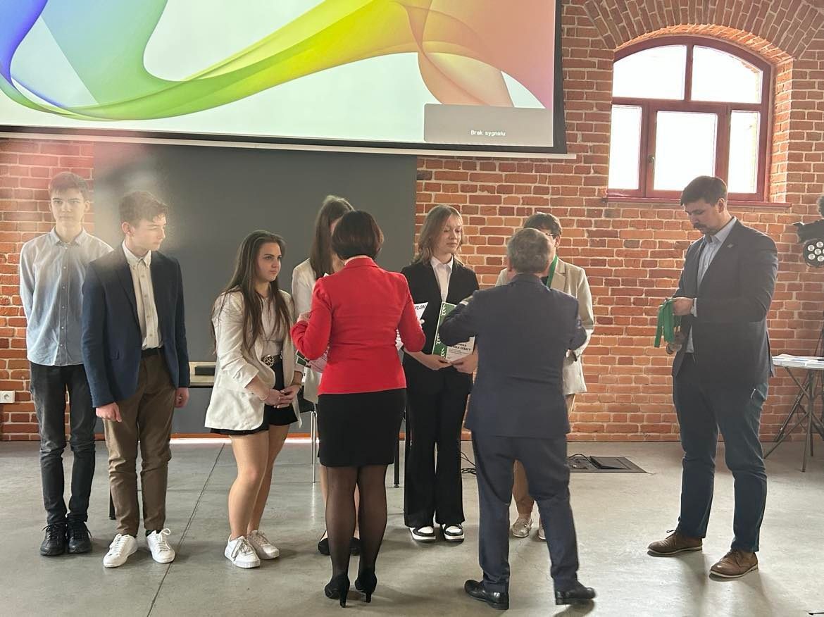 Uczniowie z rąk burmistrza Ostrowi i organizatorów turnieju otrzymują medale i dyplomy