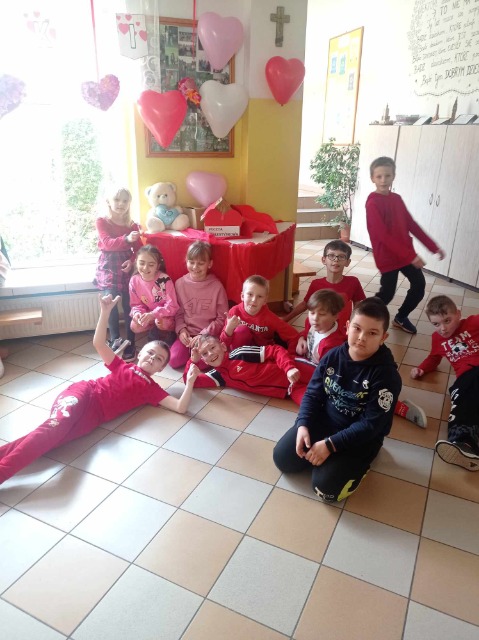 Dzieci ubrane na czerwono w Walentynki