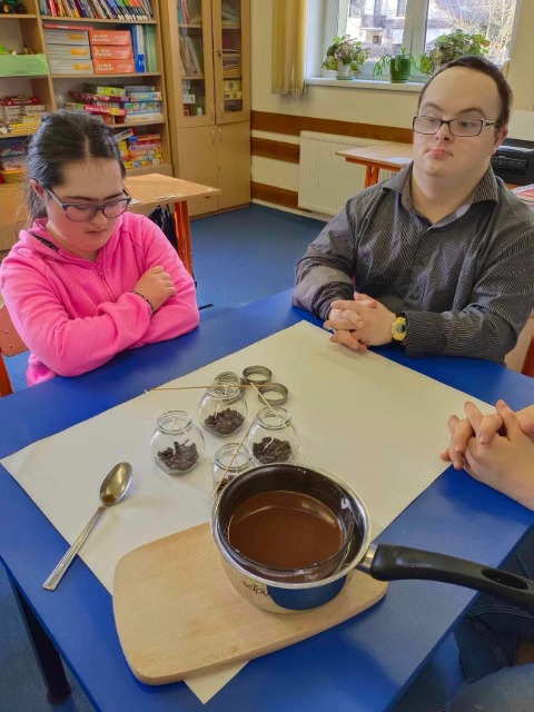 Świece pachnące kawą i słodką czekoladą wykonane przez uczniów klasy 8D. - Obrazek 3