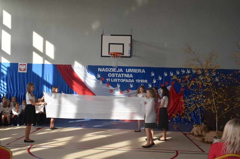 Uczniowie w czasie występu artystycznego w czasie obchodów Święta Niepodległości