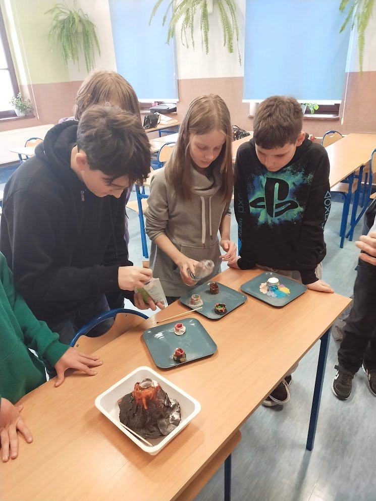 Uczniowie przygotowują modele wulkanów