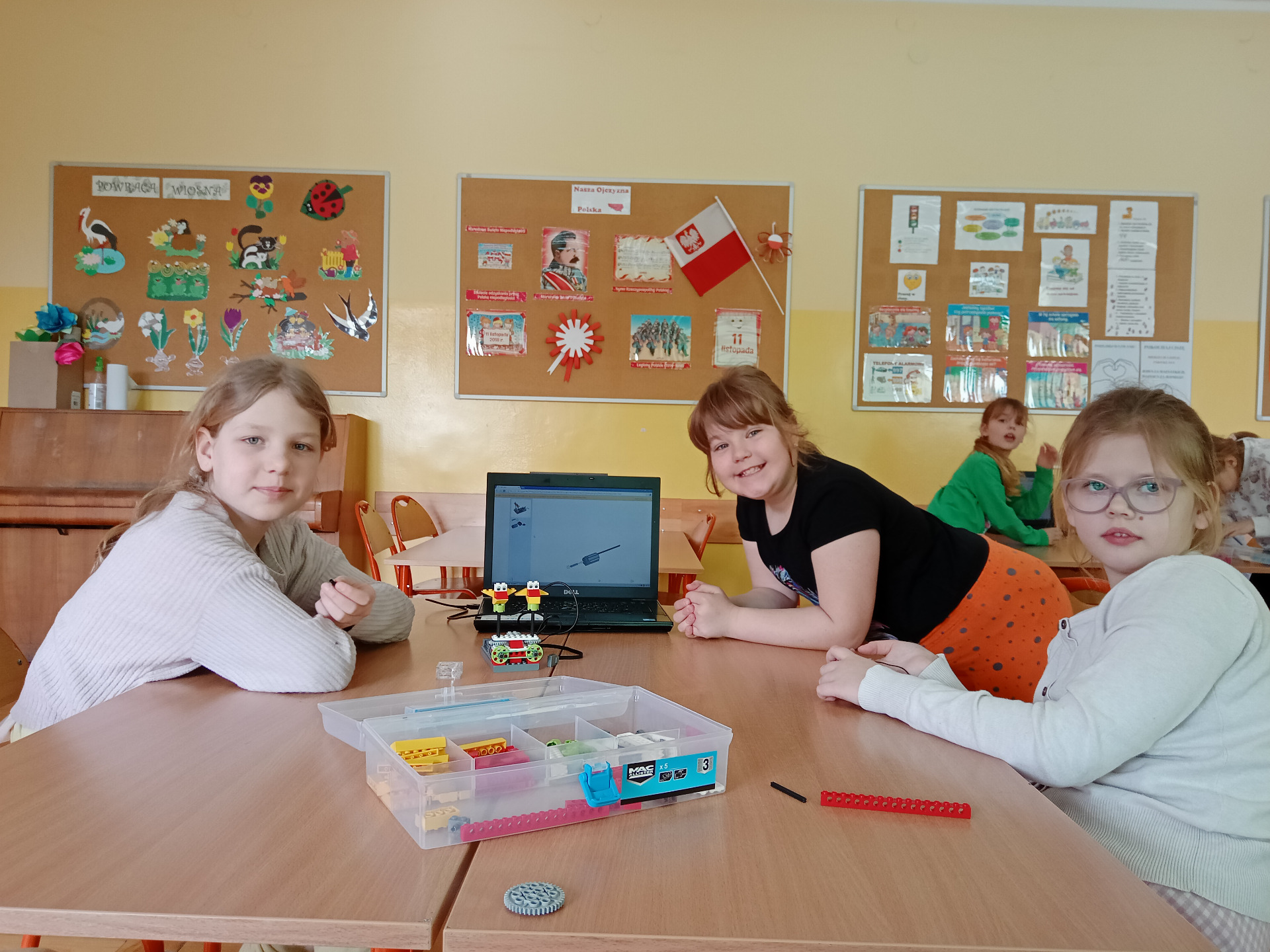 24.03.2023- na zdjęciu uczniowie klasy 2a: Kewin Podgórski, Julia Adamowska, Marika Sas podczas zajęć z robotyki
