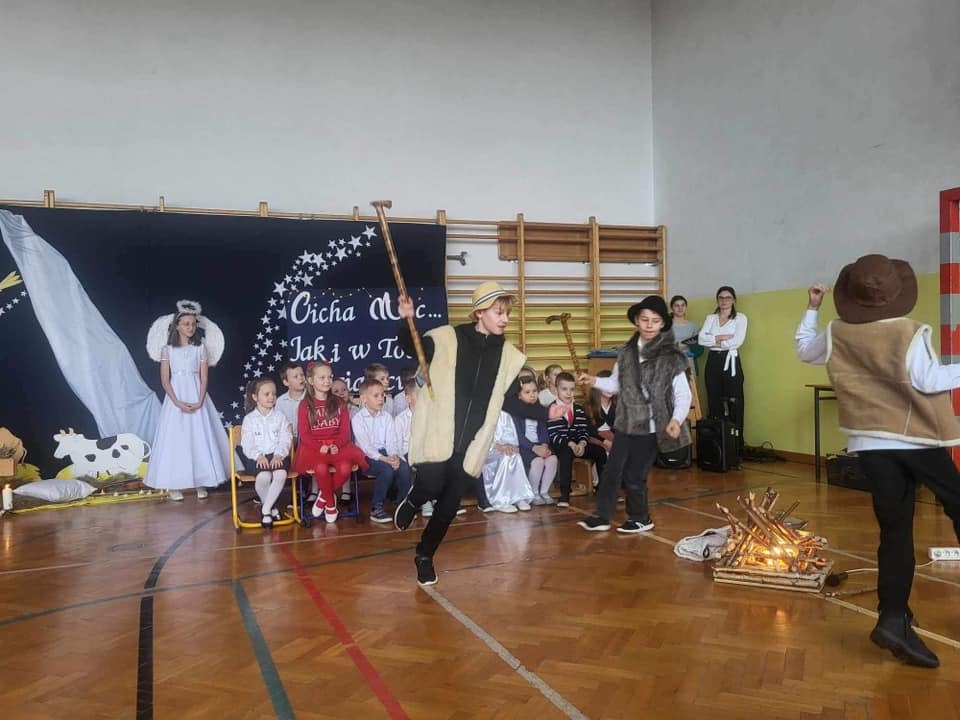 Uczniowie klasy 5 podczas występu na Jasełkach.